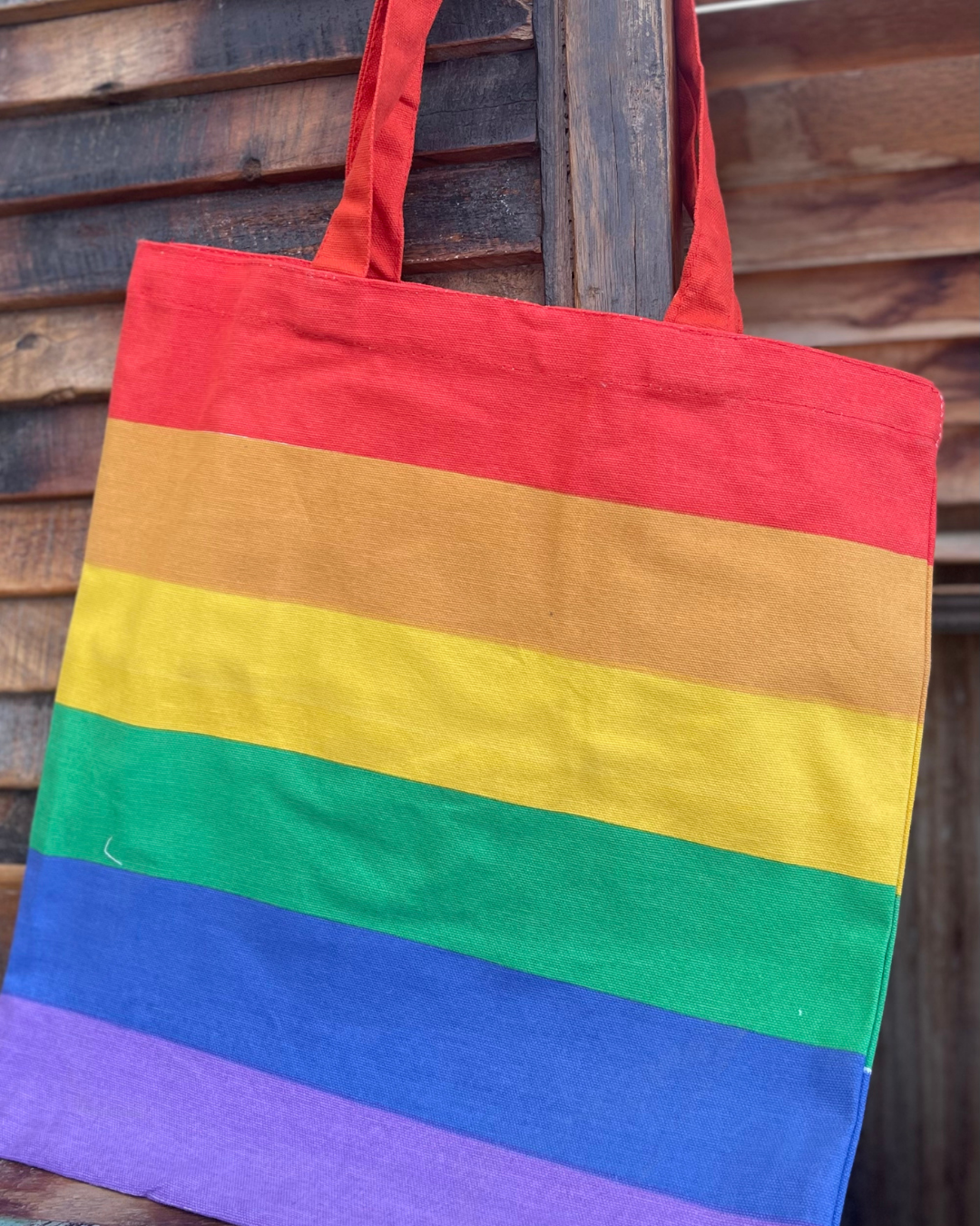 Umweltfreundliche Regenbogentasche aus recycelter Baumwolle.