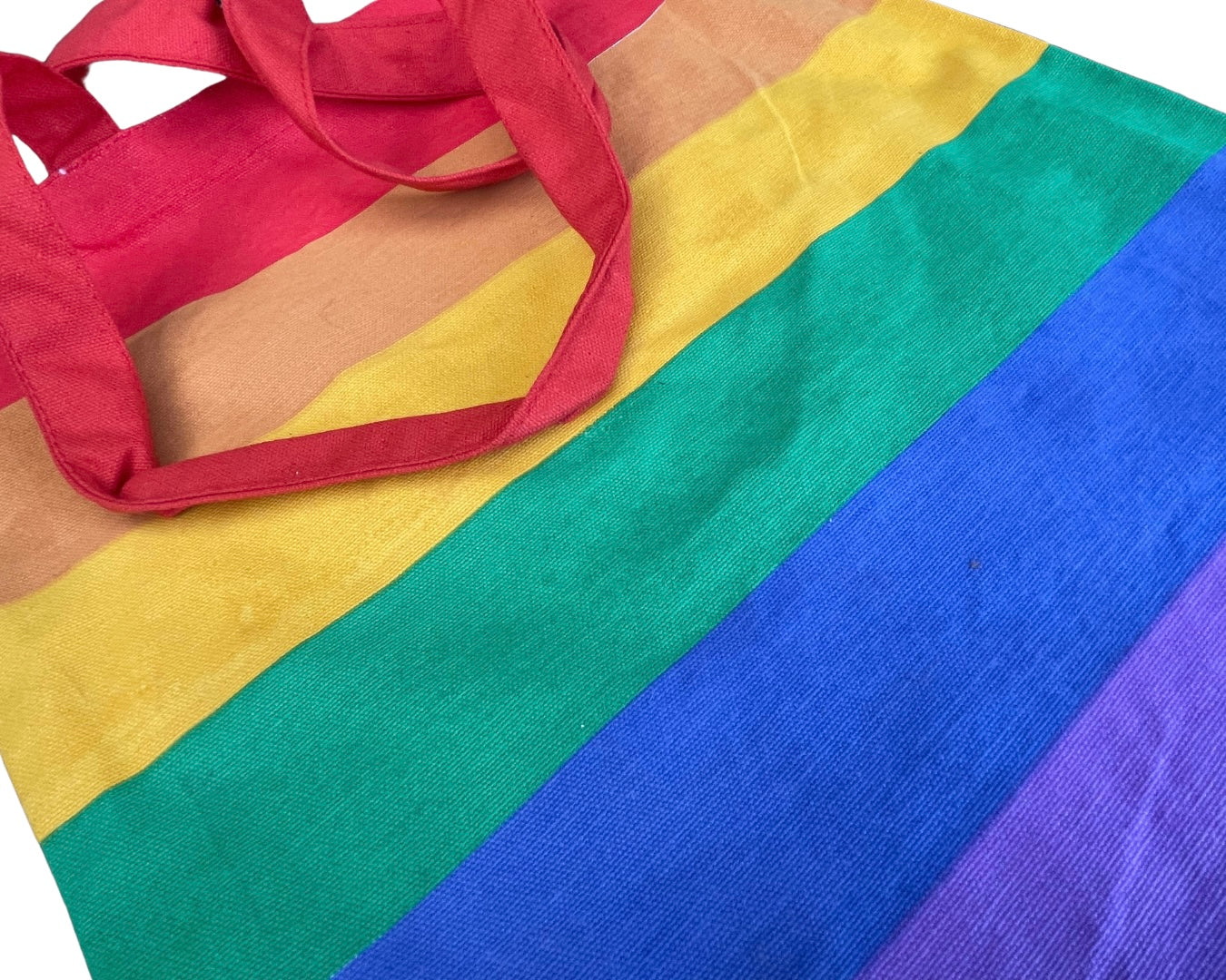 Umweltfreundliche Regenbogentasche aus recycelter Baumwolle.