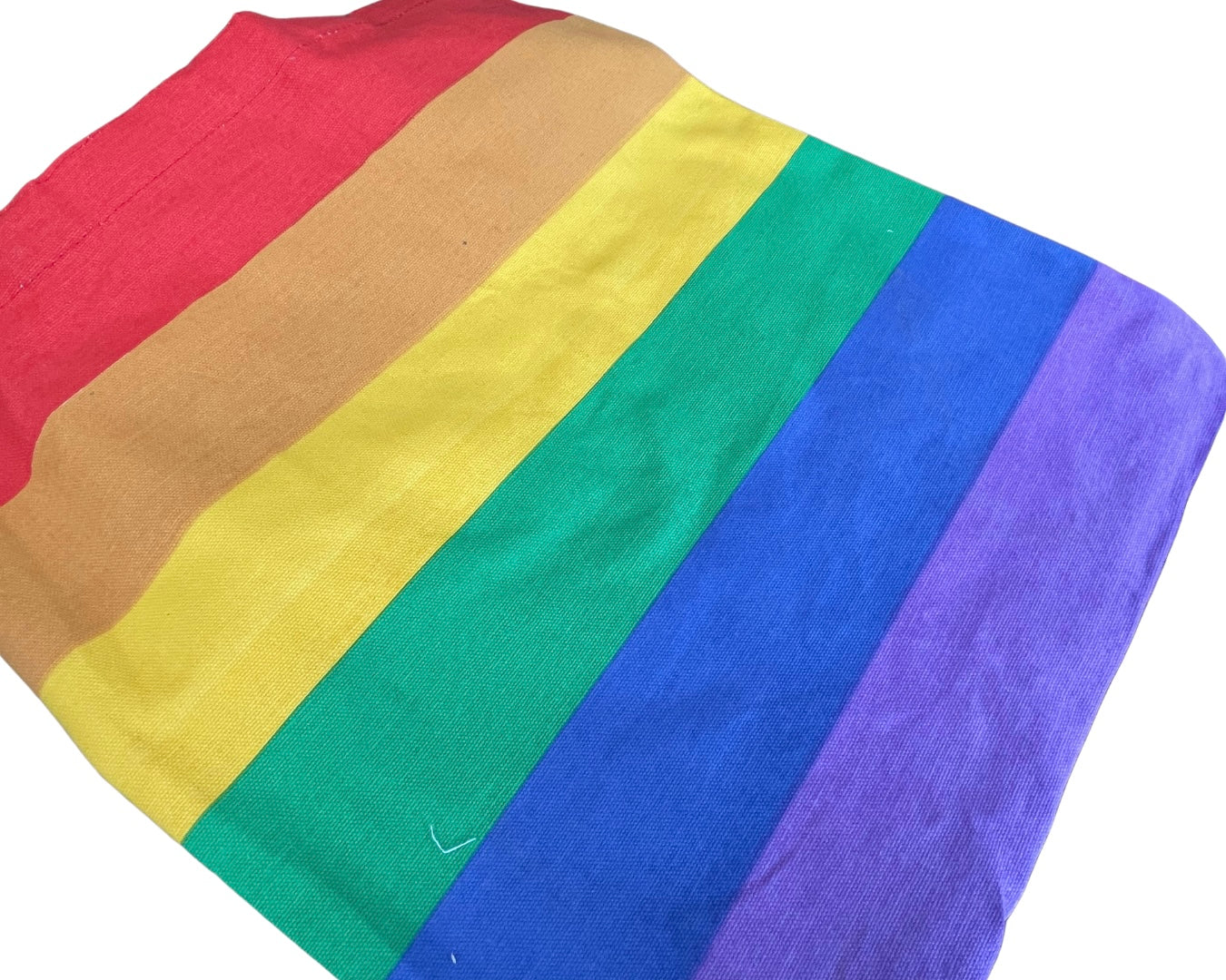 Umweltfreundliche Regenbogentasche aus recycelter Baumwolle.