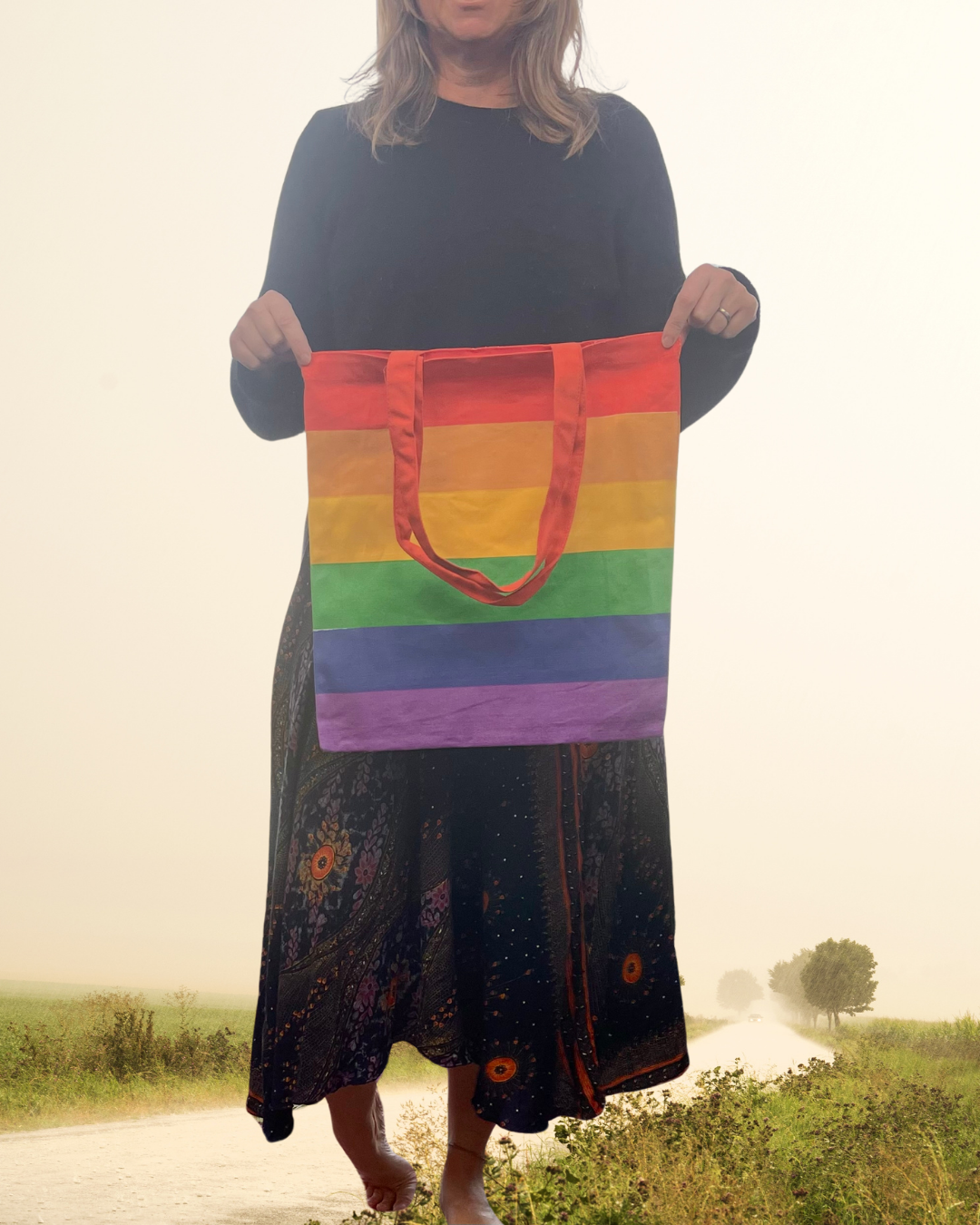 Umweltfreundliche Regenbogentasche aus recycelter Baumwolle.