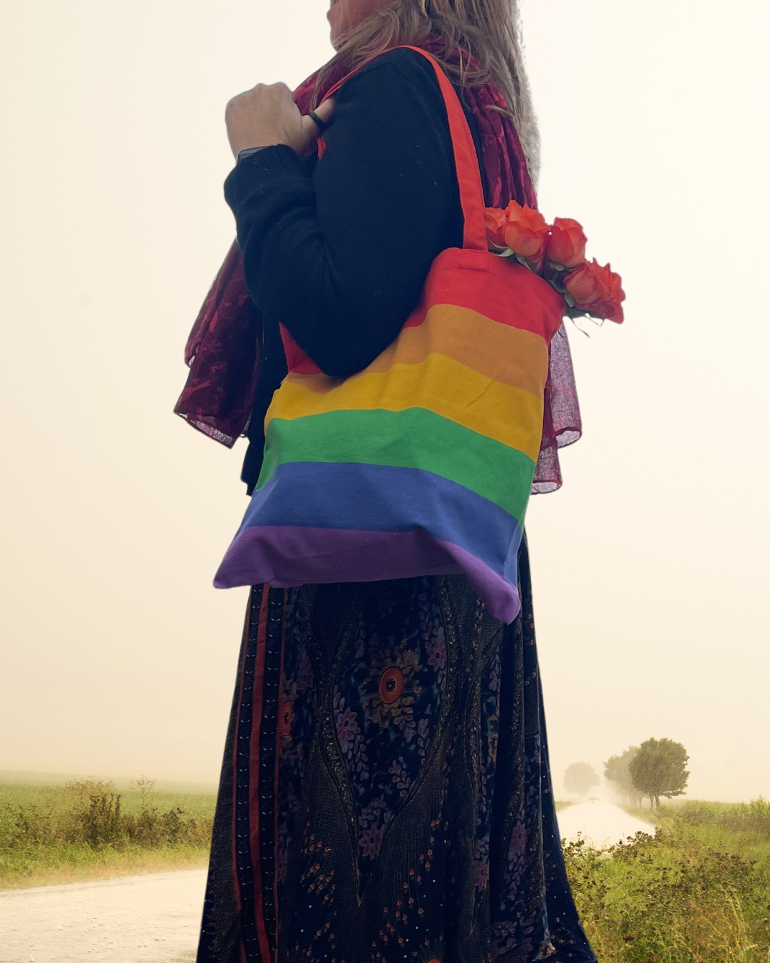 Umweltfreundliche Regenbogentasche aus recycelter Baumwolle.