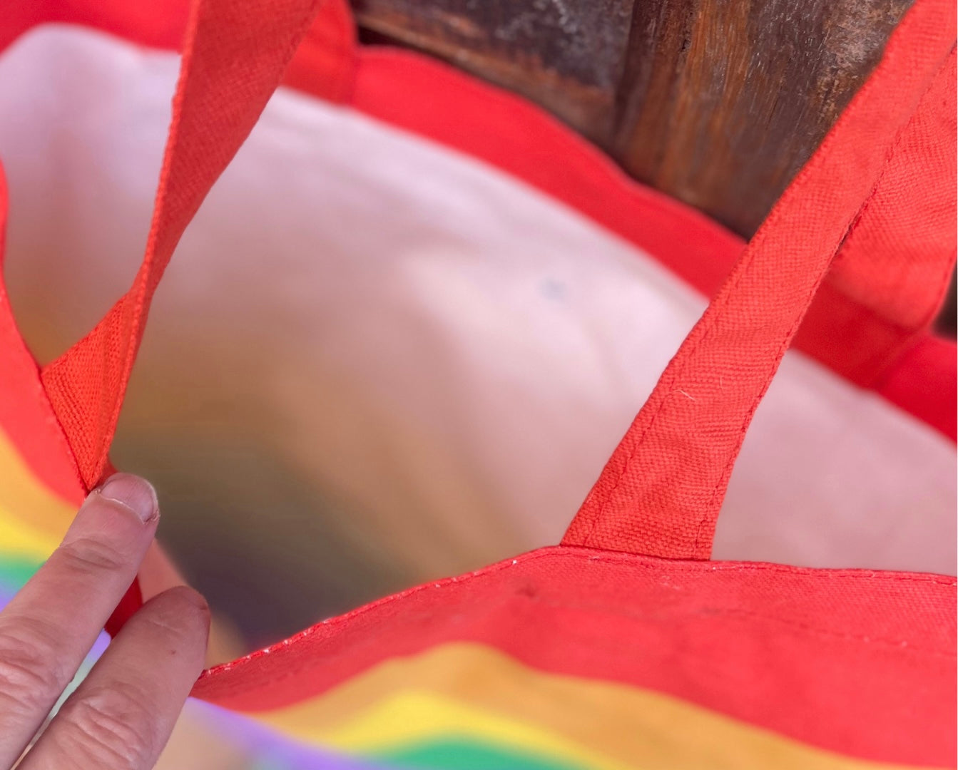 Umweltfreundliche Regenbogentasche aus recycelter Baumwolle.