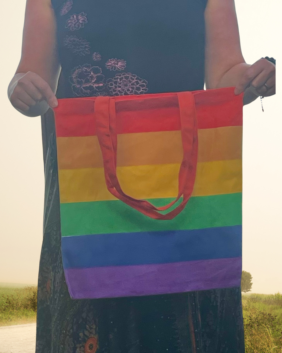 Umweltfreundliche Regenbogentasche aus recycelter Baumwolle.