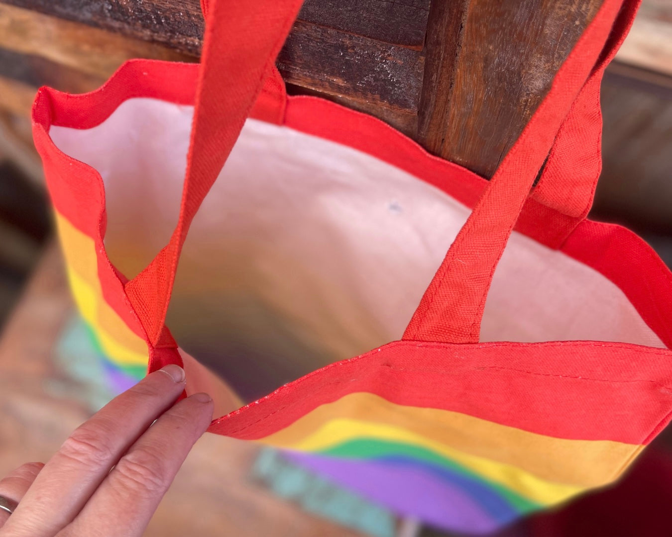 Umweltfreundliche Regenbogentasche aus recycelter Baumwolle.
