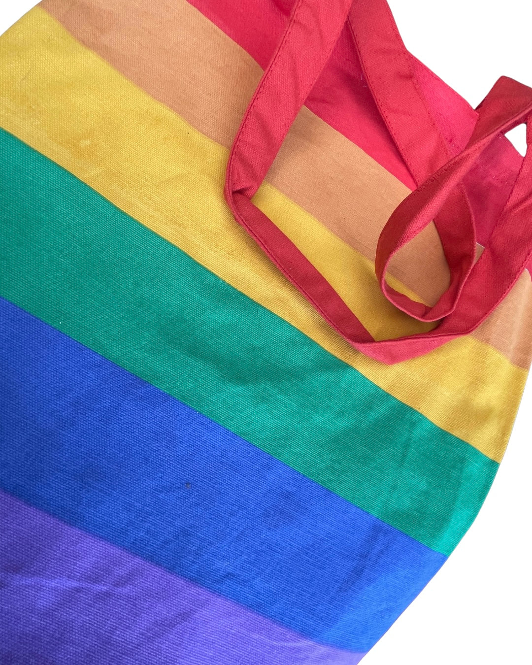 Umweltfreundliche Regenbogentasche aus recycelter Baumwolle.
