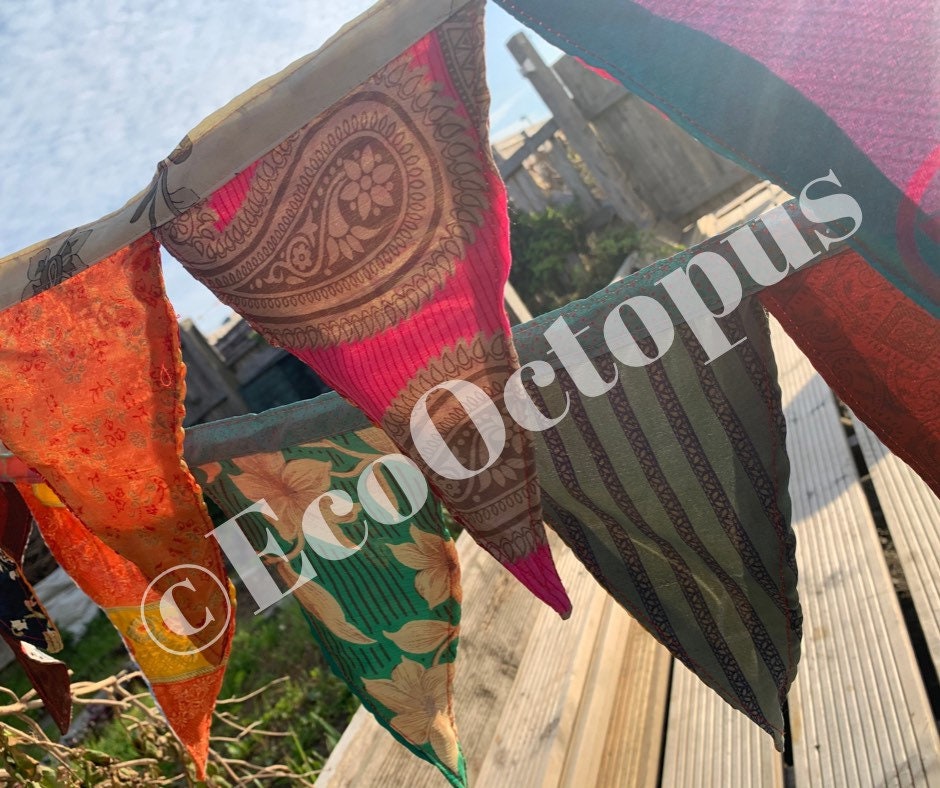 Guirlande de fanions recyclée fabriquée à partir de chutes de sari.