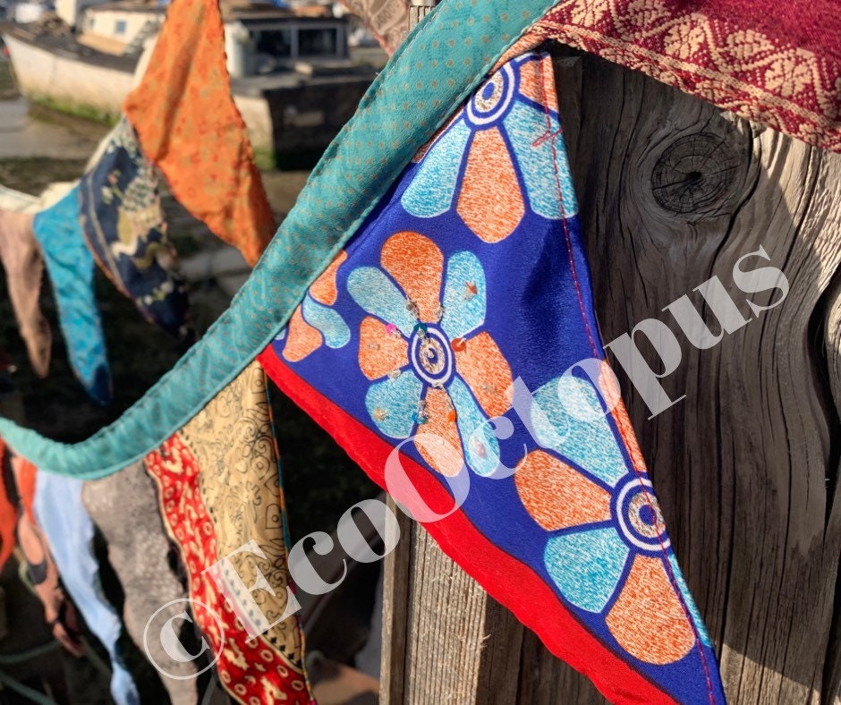 Guirlande de fanions recyclée fabriquée à partir de chutes de sari.