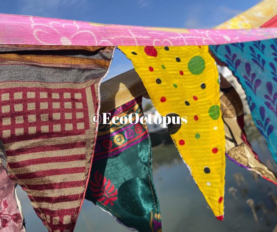 Guirlande multicolore JOYFUL. Guirlande recyclée faite à la main.