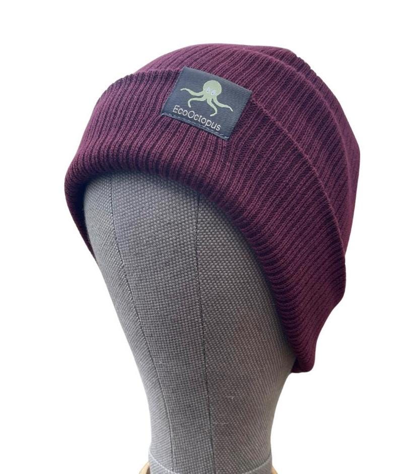 AUBERGINE. Bonnets écologiques. Fabriqués à partir de coton 100 % biologique.