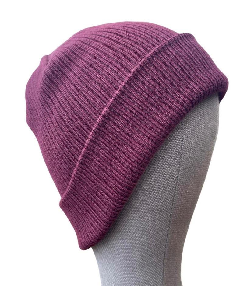 AUBERGINE. Bonnets écologiques. Fabriqués à partir de coton 100 % biologique.