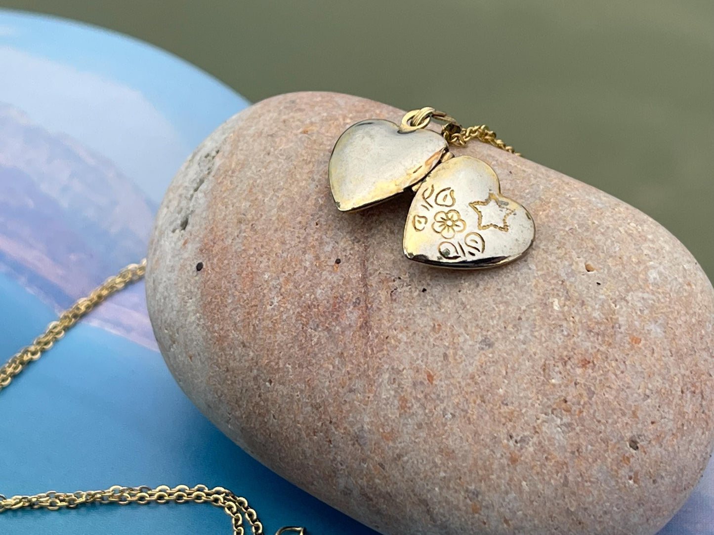 Vintage heart locket hung on a vintage stainless steel chain. Eco friendly gifts that dont cost the earth!