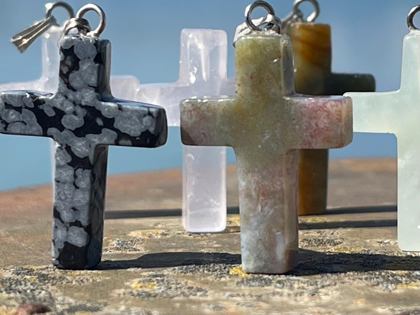 6 gemstone crosses. Rose quartz, obsidian, quartz and more. One without clasp. Jewellery charms, gemstone charms. Crosses.