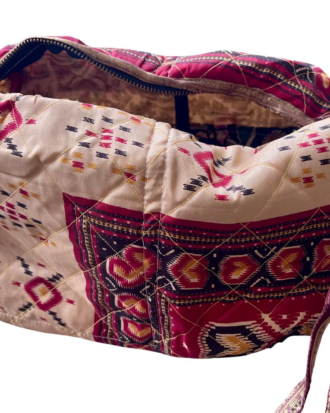 Large zip up recycled wash bag with 4 internal pockets. Wide range of colours. Made from recycled saris. Eco friendly wash bags.