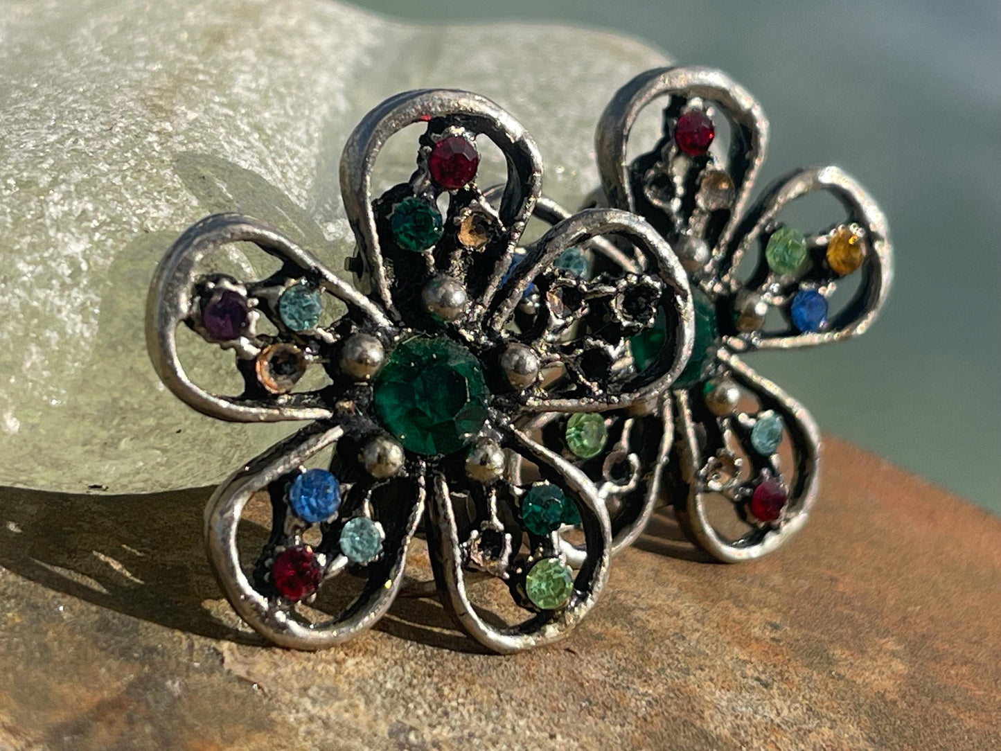 Vintage clip on earrings, vintage jewellery, ethical jewellery, boho jewellery, retro clip on earrings, eco friendly gifts, flower earrings