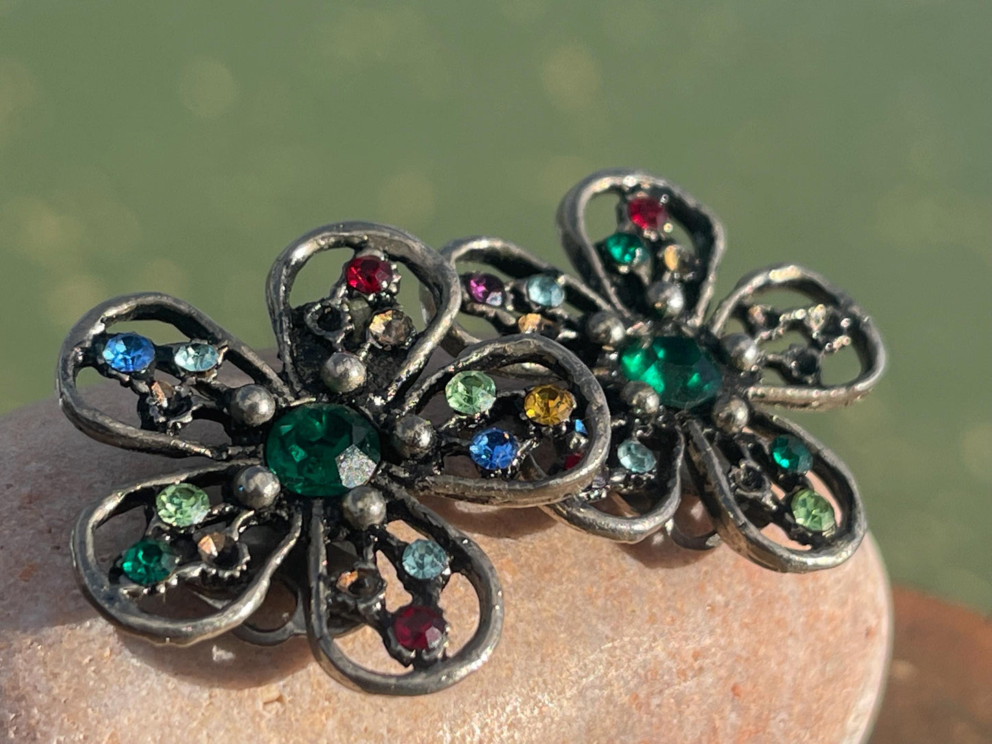 Vintage clip on earrings, vintage jewellery, ethical jewellery, boho jewellery, retro clip on earrings, eco friendly gifts, flower earrings