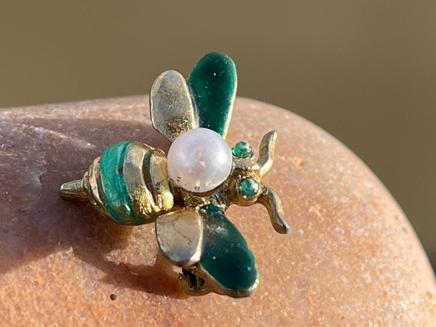 Bee brooch, vintage brooch, vintage jewellery, retro jewellery, eco friendly gift for her, ethical jewellery, bee pin. Insect brooch.