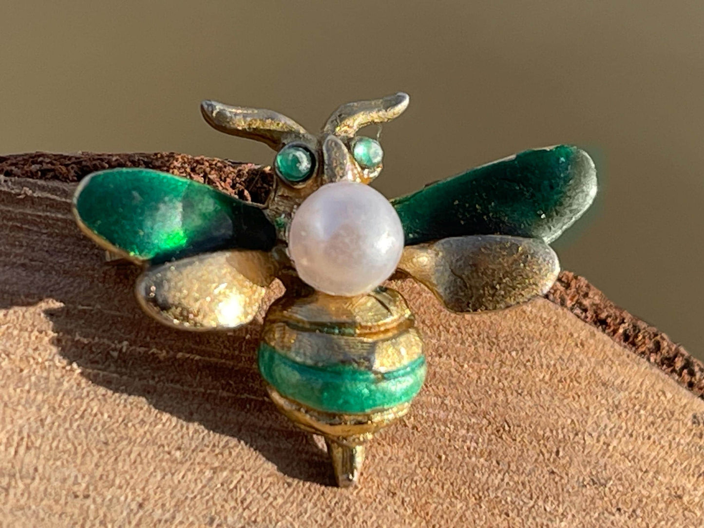 Bee brooch, vintage brooch, vintage jewellery, retro jewellery, eco friendly gift for her, ethical jewellery, bee pin. Insect brooch.