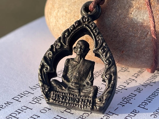 Vintage Thai Buddhist pendant. Antique Buddhist pendant. Thai amulet. Buddha necklace. Buddha jewellery. Yoga jewellery. Vintage necklaces.