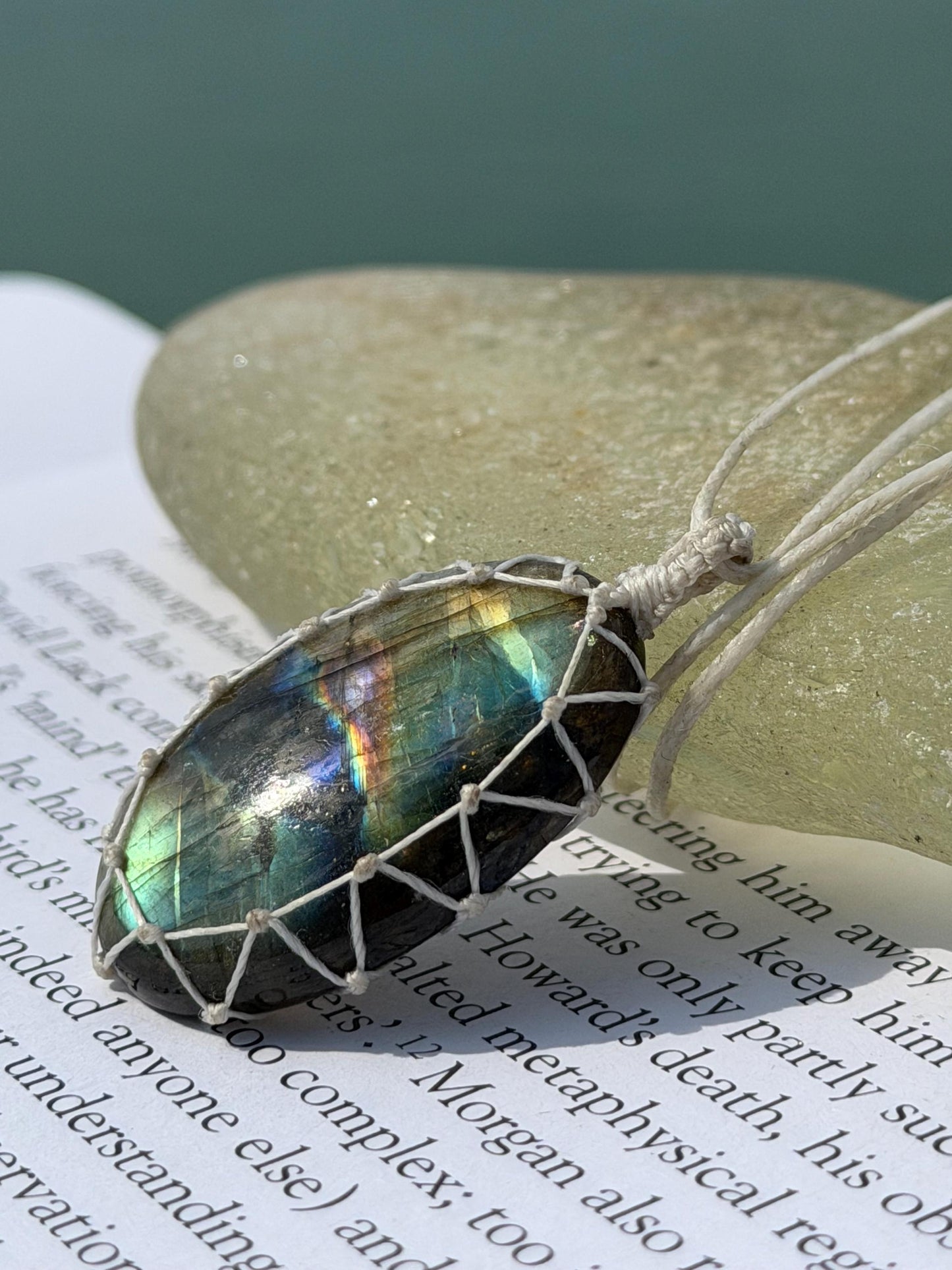 Stunning macrame labradorite necklace. Handmade gemstone necklace, boho jewellery. Macrame jewellery. Unique necklace. Labradorite pendant.