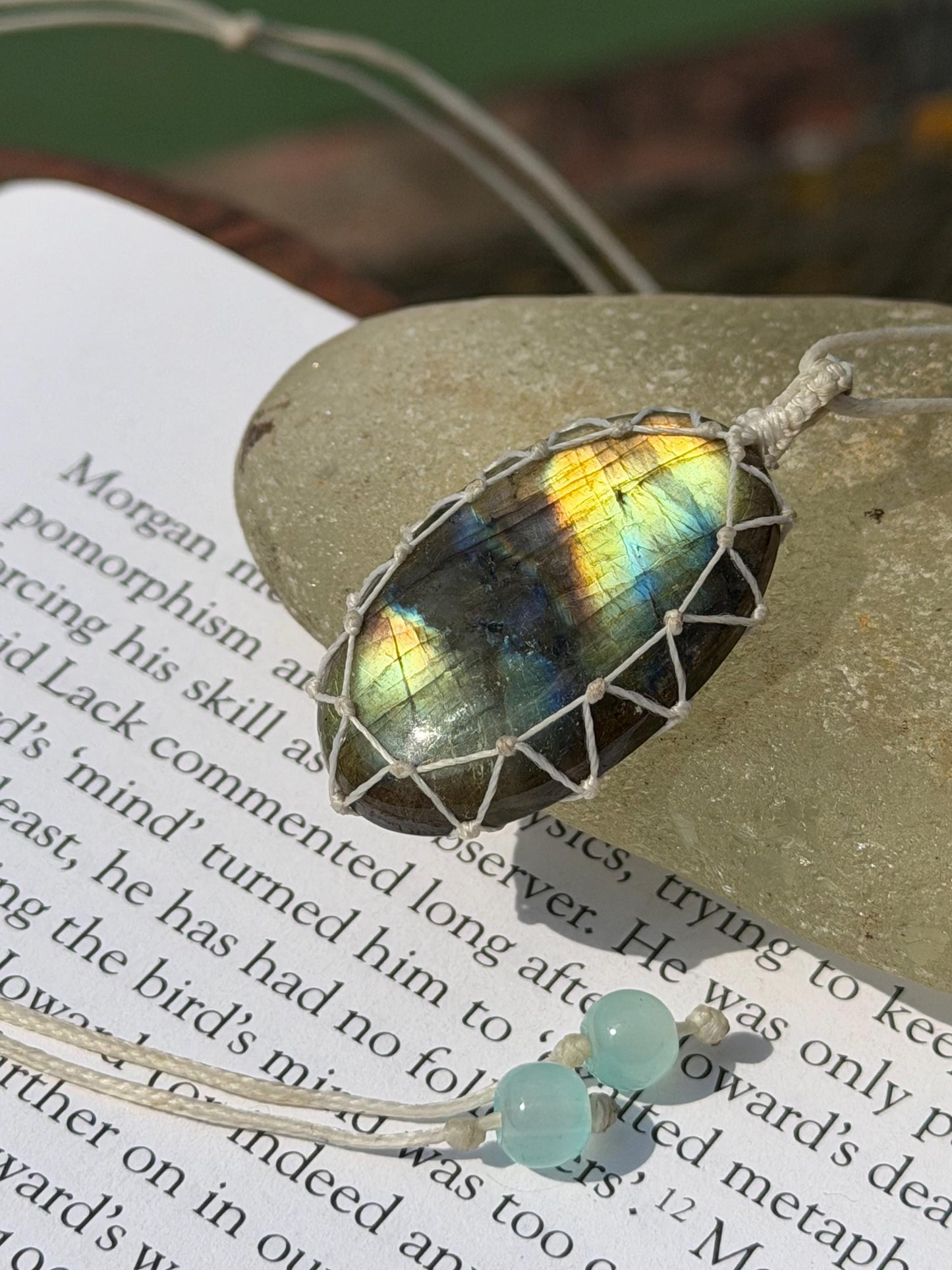 Stunning macrame labradorite necklace. Handmade gemstone necklace, boho jewellery. Macrame jewellery. Unique necklace. Labradorite pendant.