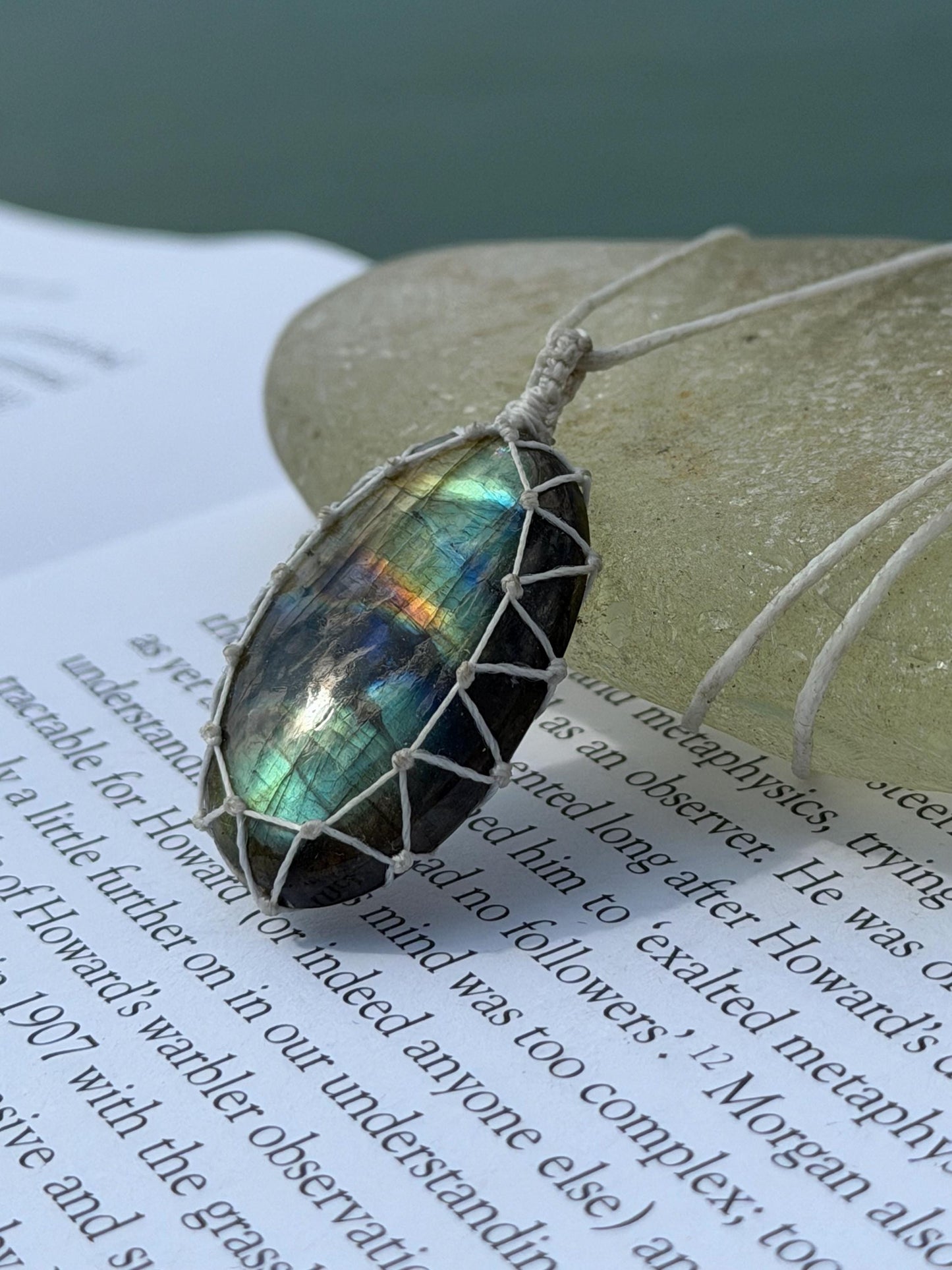 Stunning macrame labradorite necklace. Handmade gemstone necklace, boho jewellery. Macrame jewellery. Unique necklace. Labradorite pendant.