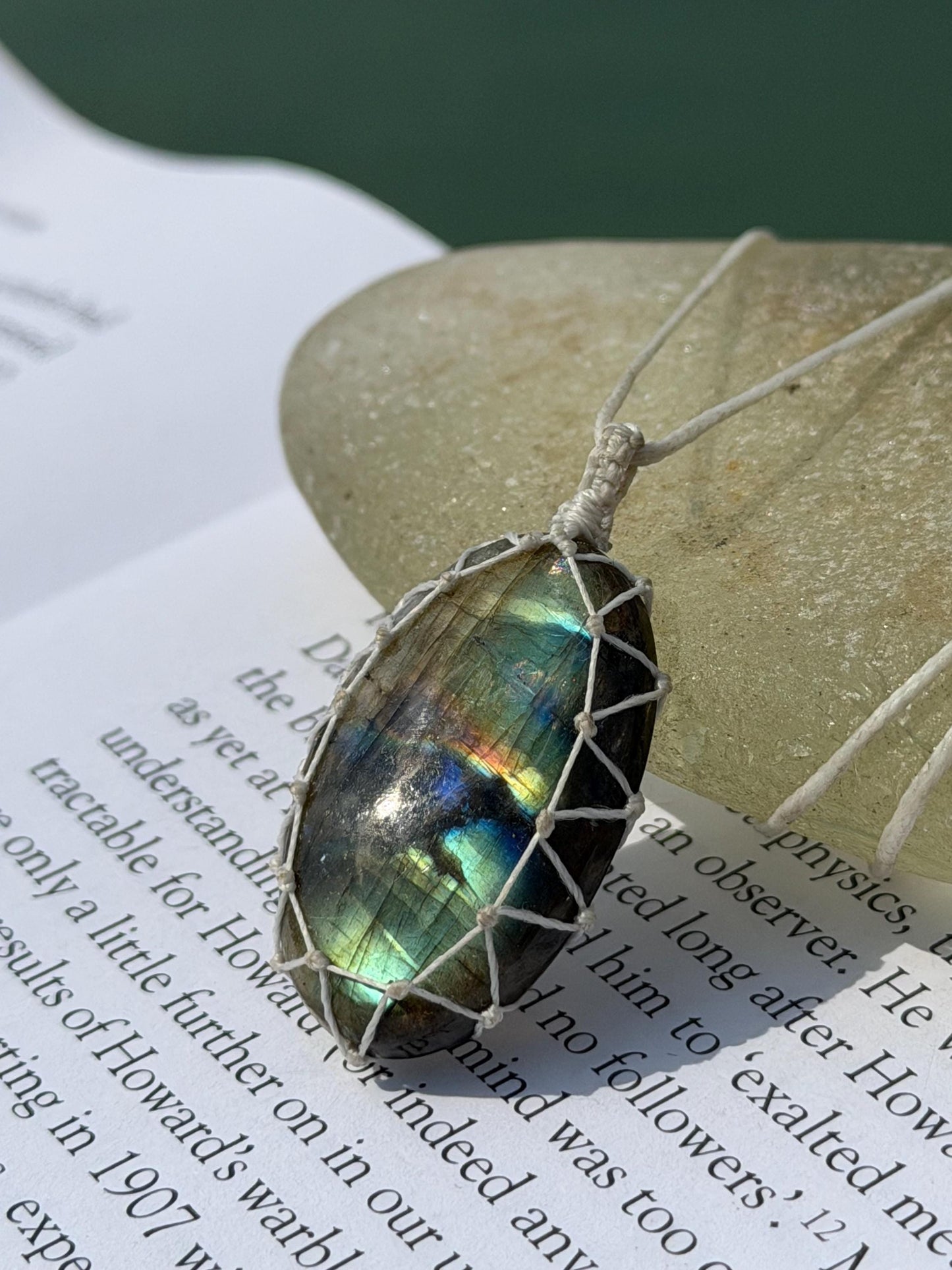 Stunning macrame labradorite necklace. Handmade gemstone necklace, boho jewellery. Macrame jewellery. Unique necklace. Labradorite pendant.