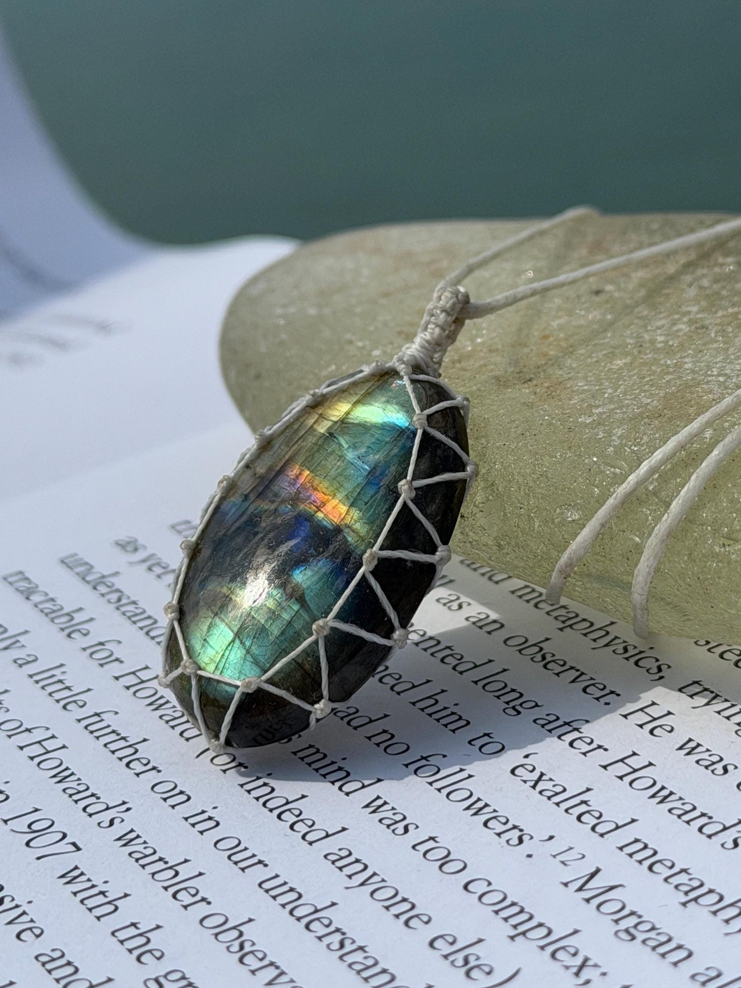Stunning macrame labradorite necklace. Handmade gemstone necklace, boho jewellery. Macrame jewellery. Unique necklace. Labradorite pendant.