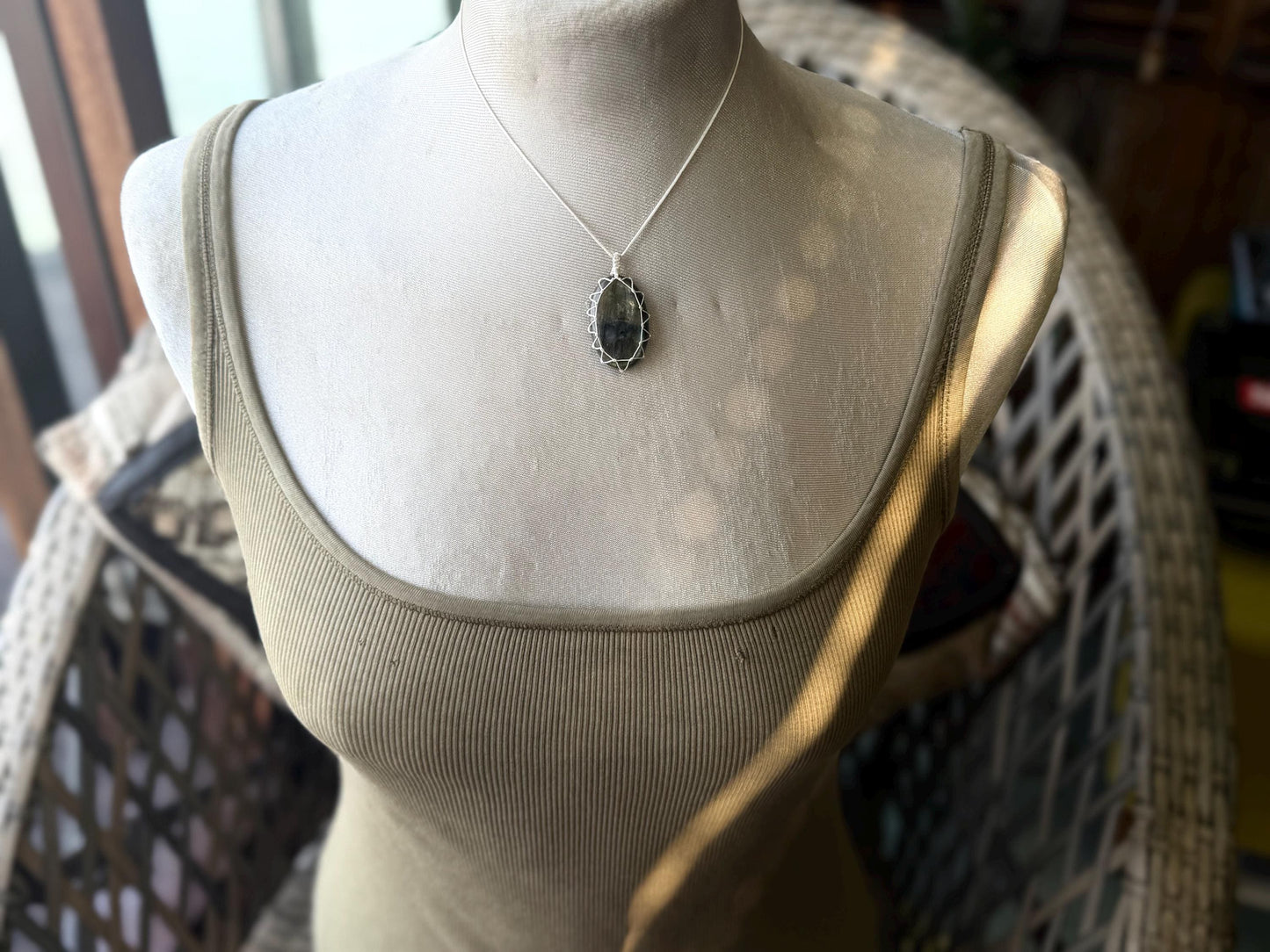 Stunning macrame labradorite necklace. Handmade gemstone necklace, boho jewellery. Macrame jewellery. Unique necklace. Labradorite pendant.